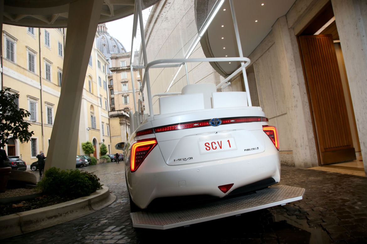 Papież Franciszek dostał wodorową Toyotę Mirai