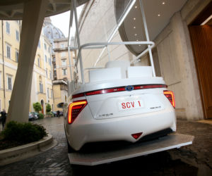 Papież Franciszek dostał wodorową Toyotę Mirai