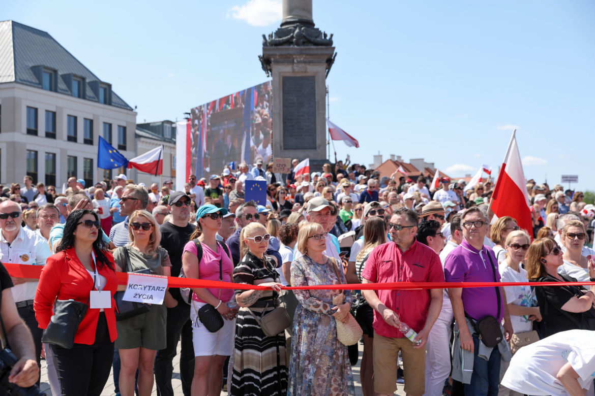 Policja podała, ile kosztowało zabezpieczenie marszu Donalda Tuska. Kwota szokuje! 