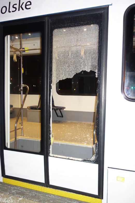 Wandale zdewastowali automat i tramwaj w Krakowie