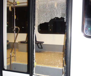 Wandale zdewastowali automat i tramwaj w Krakowie