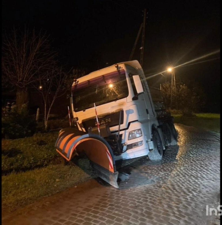 Szalony pościg… za pługopiaskarką. Została „porwana” przez sprawcę wypadku 
