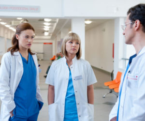 LEKARZE. Alicja Szymańska (Magdalena Różczka), Sylwia Matysik (Katarzyna Bujakiewicz), Daniel Orda (Wojciech Zieliński)