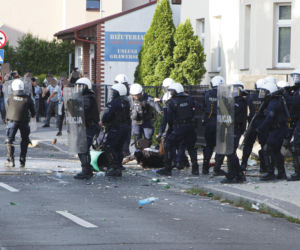 PILNE! Zamieszki w Lubinie! Tłum zaatakował komendę policji! 
