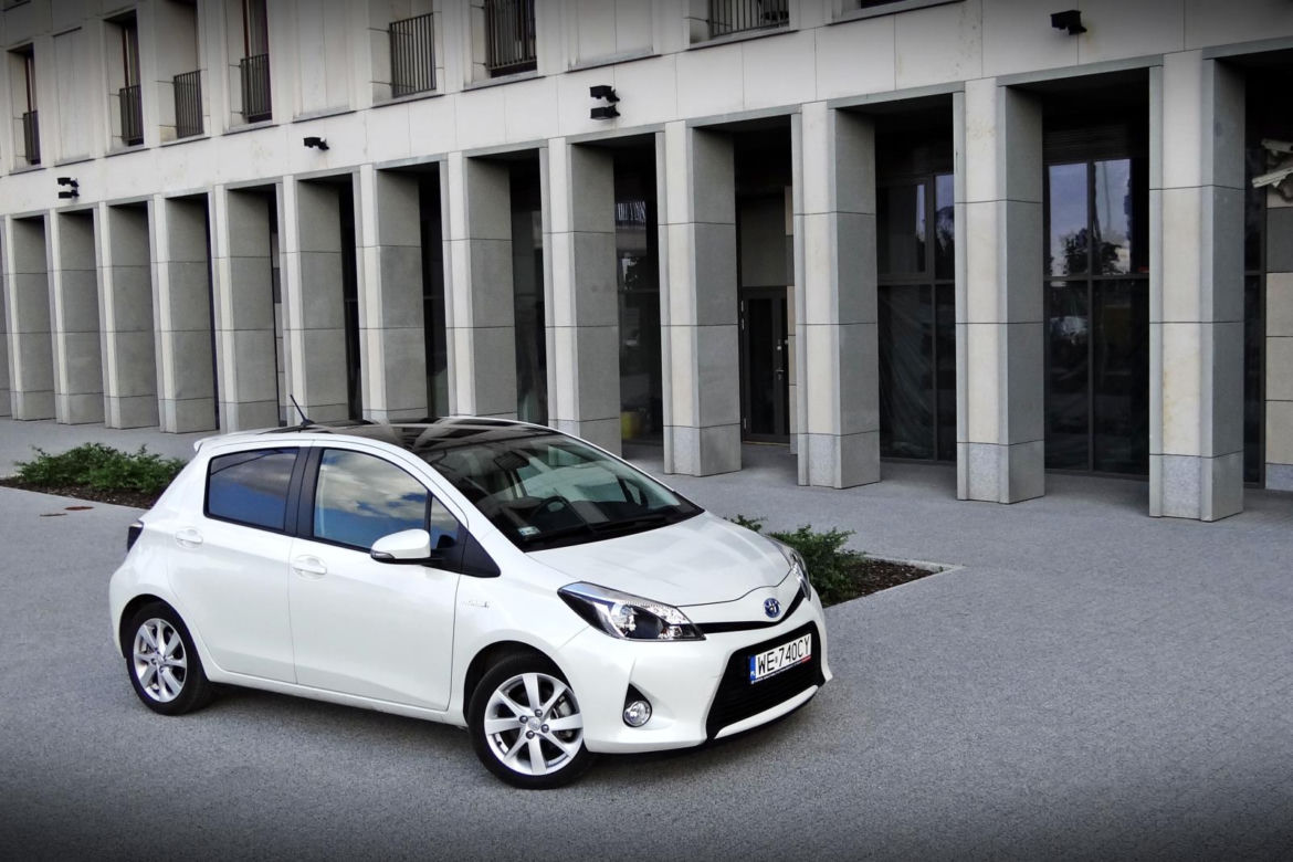 Toyota Yaris Hybrid 100