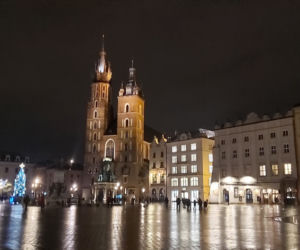 Na krakowskim Rynku pojawiły się już pierwsze świąteczne iluminacje