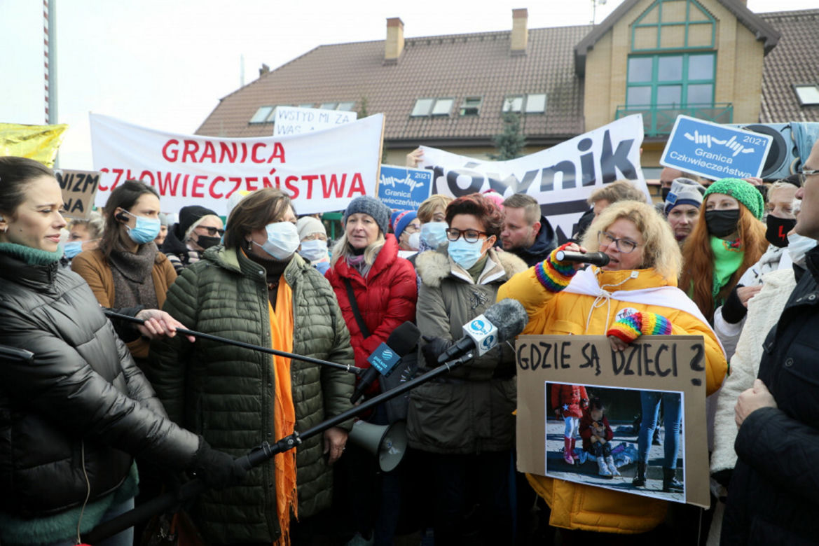 Pierwsze damy Jolanta Kwaśniewska i Anna Komorowska w Michałowie. Wzięły udział w akcji "Matki na granicę"