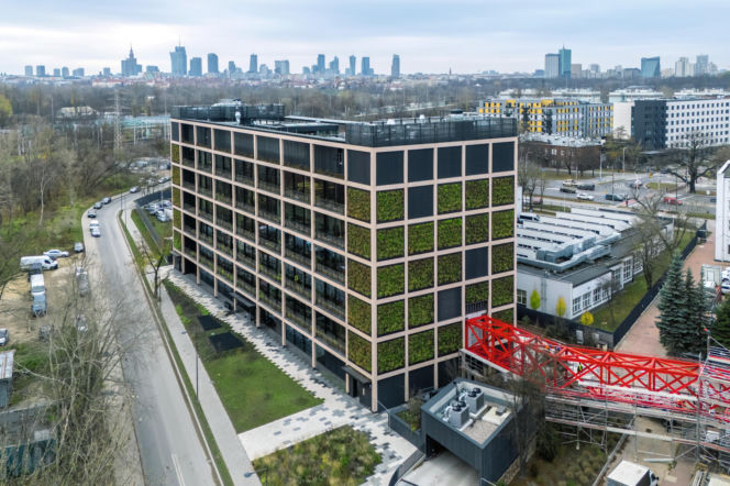 1 | Nowy budynek biurowy z widocznym łącznikiem do istniejącego budynku