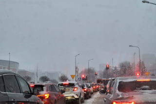 Zima w Polsce nie odpuszcza. Trudne warunki na wielu drogach 