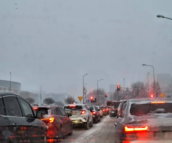 Zima w Polsce nie odpuszcza. Trudne warunki na wielu drogach 