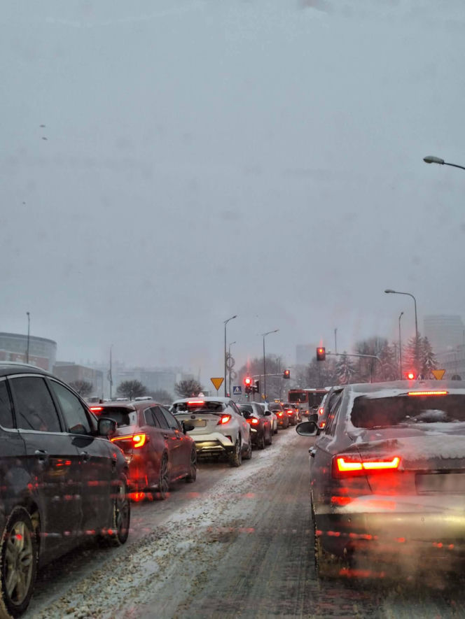 Zima na Podkarpaciu nie odpuszcza. Błoto pośniegowe utrudnia jazdę w regionie