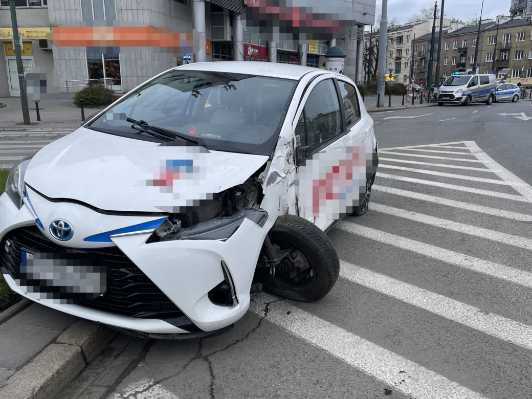 Wjechał autem w przystanek