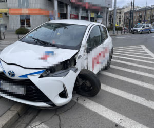 Pijany jak bela huknął w przystanek autem na minuty