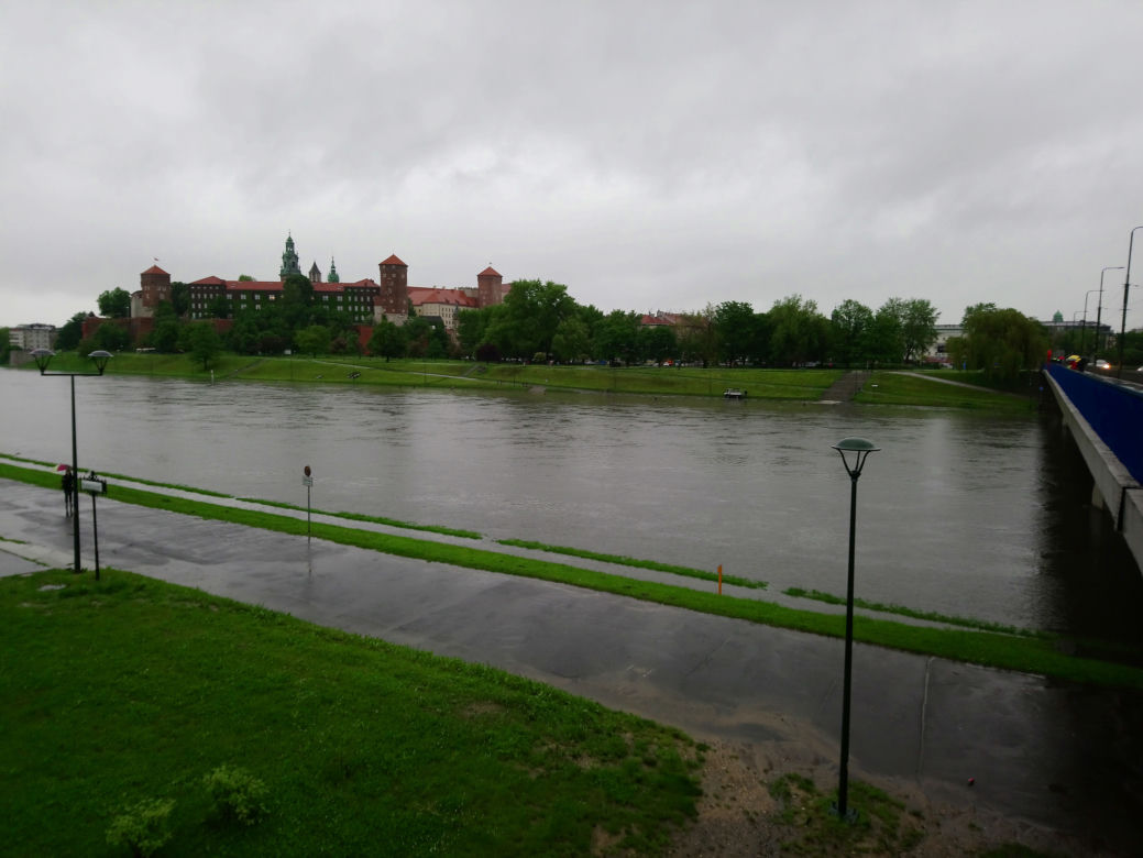 Ulewy w Krakowie 23.05.2019: Wylała Wisła, zalane są bulwary