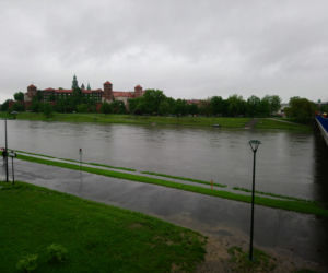 Ulewy w Krakowie 23.05.2019: Wylała Wisła, zalane są bulwary