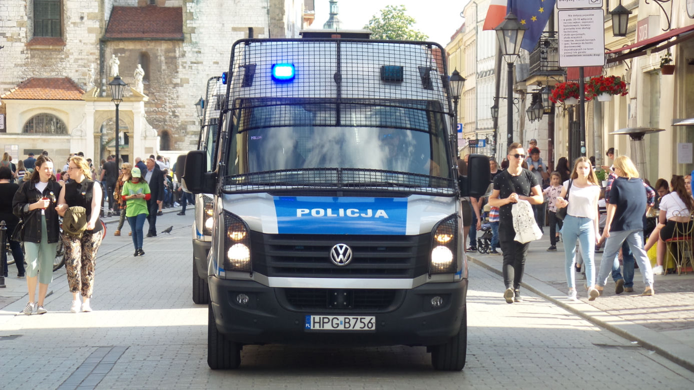 Gigantyczne siły policji zabezpieczały Marsz Równości i kontrmanifestacje w Krakowie