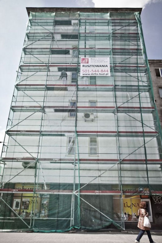 Mural na ścianie kamienicy na warszawskiej Woli