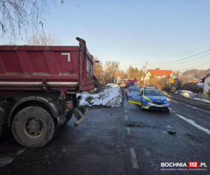 Śmiertelny wypadek w Nowym Wiśniczu. Zderzenie ciężarówki z busem na DW 965. Droga jest zablokowana