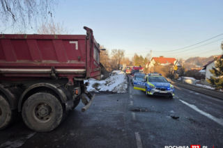 Śmiertelny wypadek w Nowym Wiśniczu. Zderzenie ciężarówki z busem na DW 965. Droga jest zablokowana