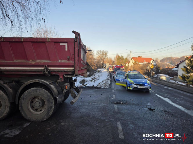 Śmiertelny wypadek w Nowym Wiśniczu. Zderzenie ciężarówki z busem na DW 965. Droga jest zablokowana