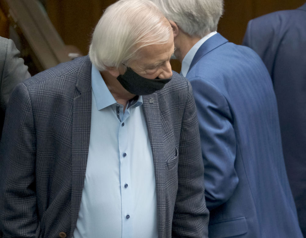 Tak maseczkę w Sejmie nosił Ryszard Terlecki. Teraz ma koronawirusa
