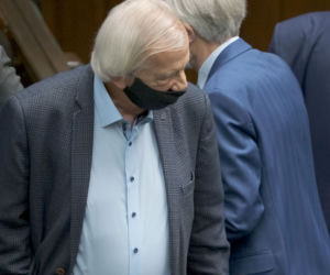 Tak maseczkę w Sejmie nosił Ryszard Terlecki. Teraz ma koronawirusa