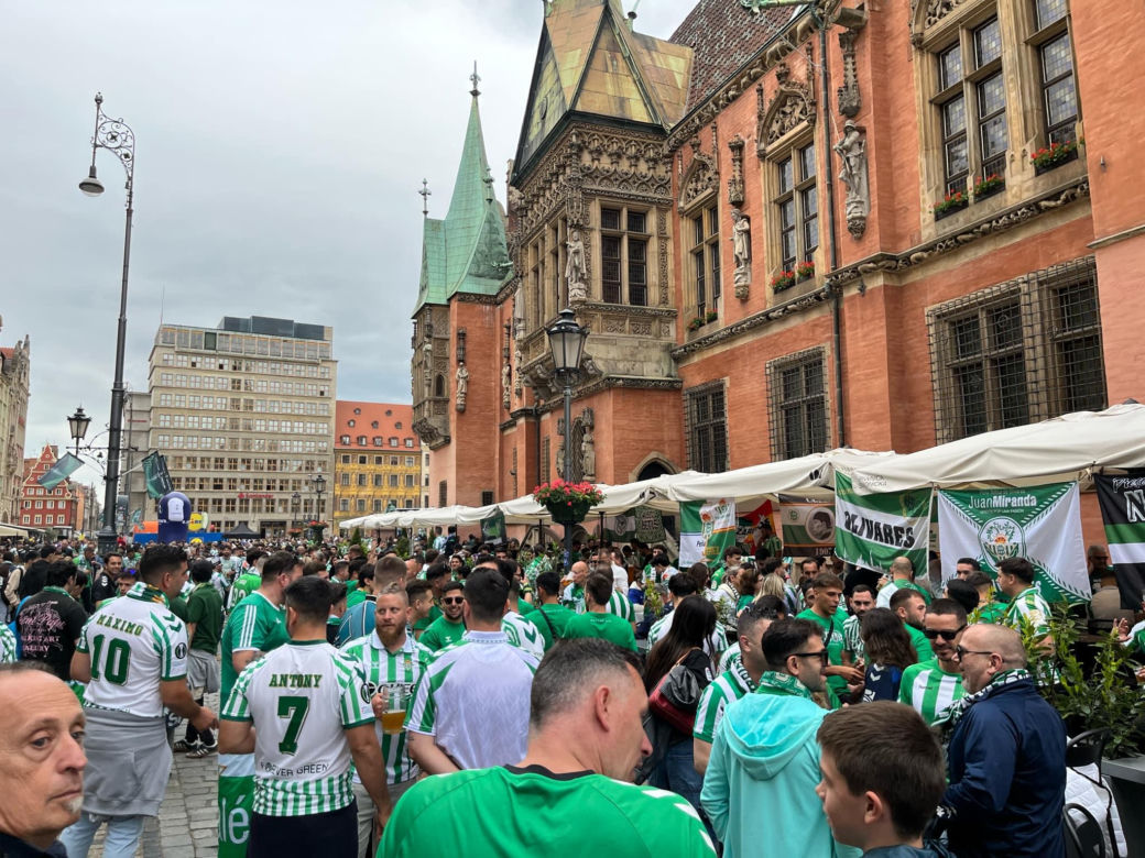 Gorąco przed finałem Ligi Konferencji we Wrocławiu. Tysiące kibiców na Rynku 