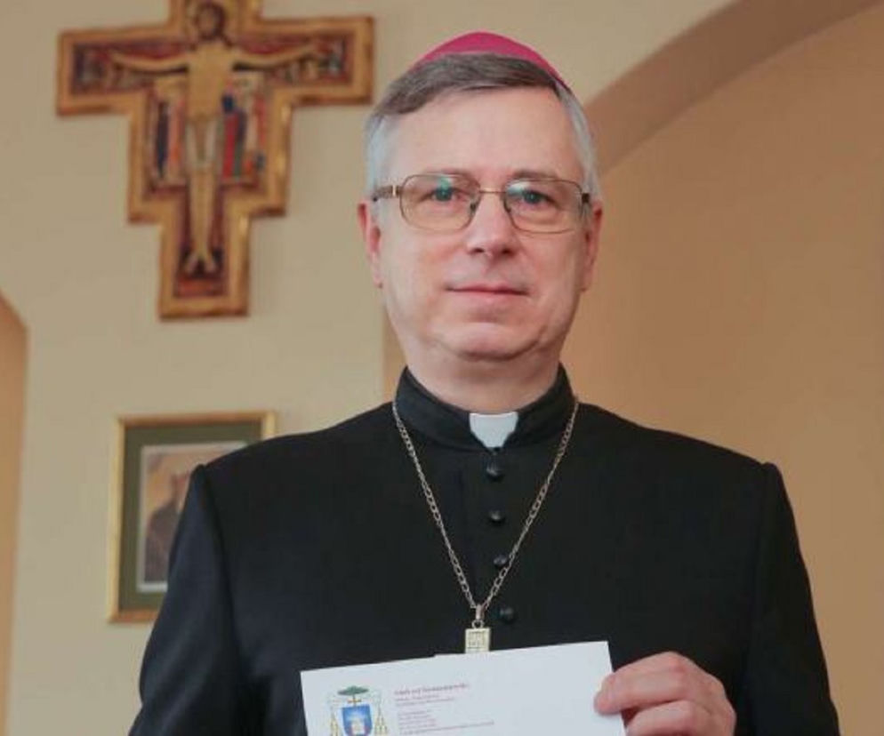 Ważny apel biskupa legnickiego! Wierni na kolanach mają modlić się o pokój