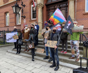 Zwolennicy Piotra Kupsia wspierają go przed sądem w Szczecinie