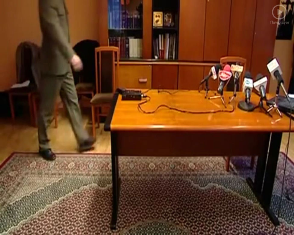 Prokurator STRZELIŁ SOBIE W GŁOWĘ na konferencji - ZDJĘCIA - MINUTA PO MINUCIE