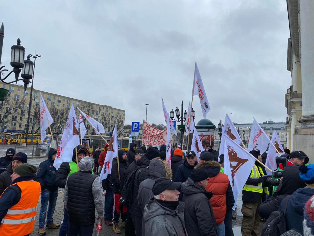 Warszawa: pracownicy MPO protestowali przed ratuszem