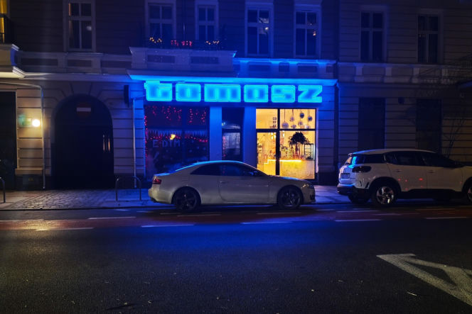 Neon "Tomasz" na ul. Rayskiego odzyskał dawny blask