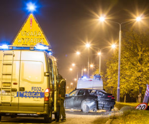 Zderzył się z ciągnikiem, a po wyjściu z auta zginął. Rozjechał go kierowca drugiego samochodu