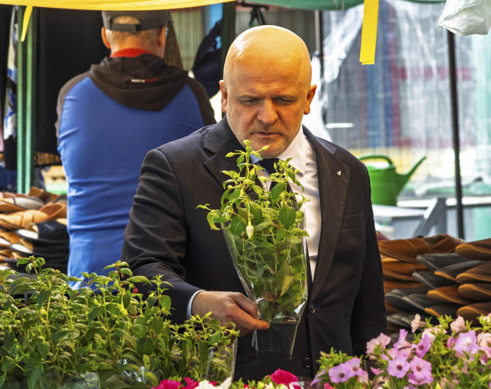 Paweł Kowal na bazarze