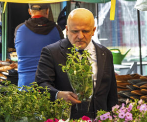 Paweł Kowal na bazarze