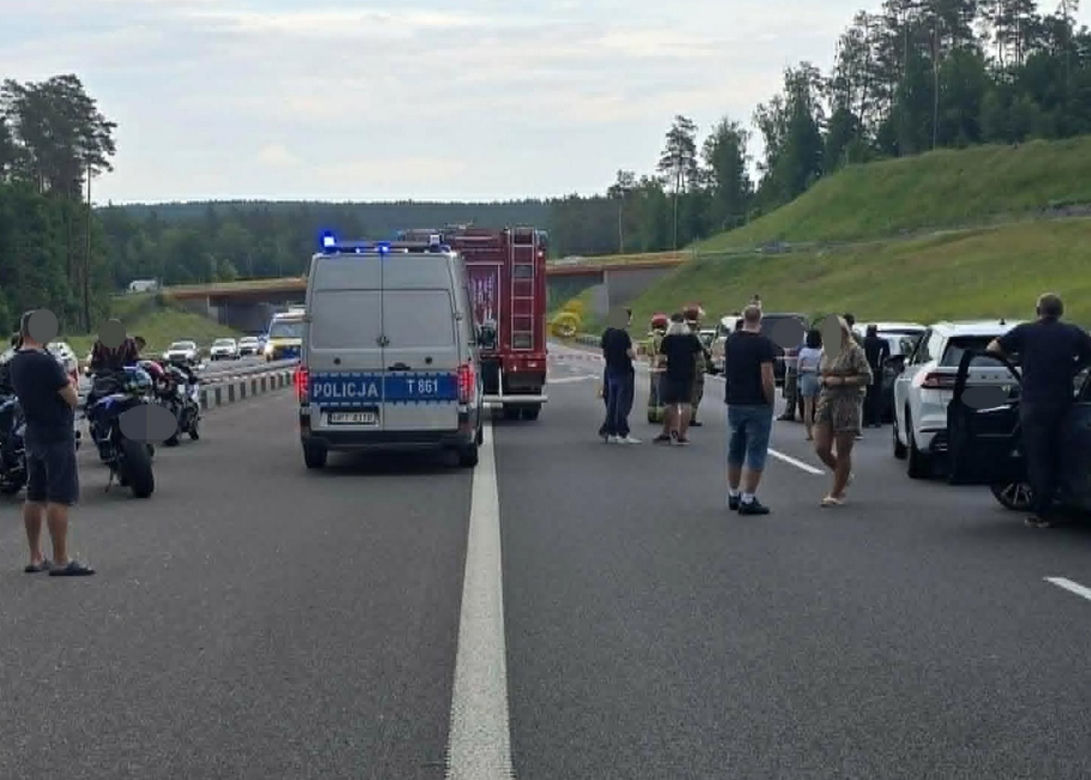 Zderzenie trzech aut na S7 pod Rychnowem. Na miejsce wezwano śmigłowiec LPR