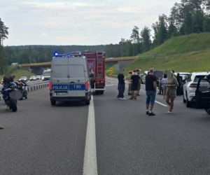 Zderzenie trzech aut na S7 pod Rychnowem. Na miejsce wezwano śmigłowiec LPR
