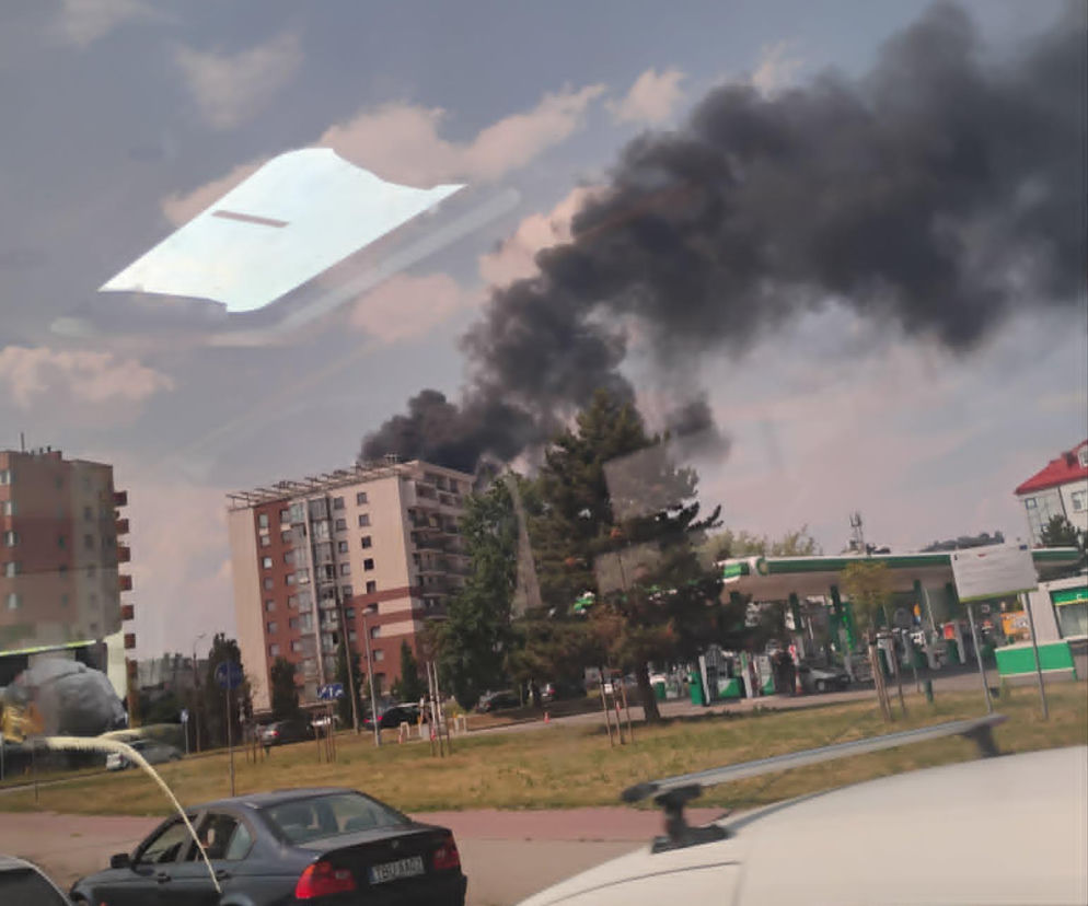 Czarny dym nad Kielcami. Pożar na dachu budowanego bloku przy ul. Lecha [ZDJĘCIA]