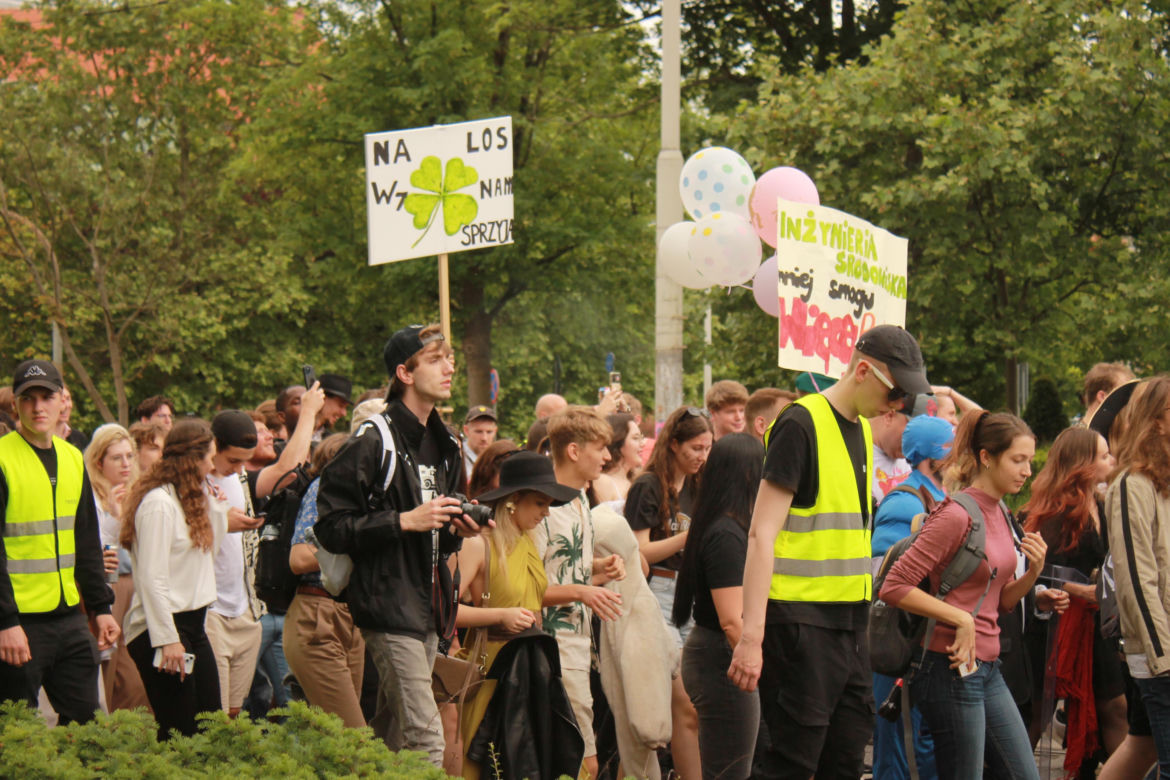 Studenci opanowali Wrocław. Pochód juwenaliowy przeszedł ulicami miasta. Było śpiewająco! [ZDJĘCIA]