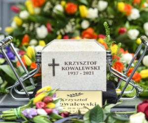 Pogrzeb Krzysztofa Kowalewskiego. Żona i córka aktora na Starych Powązkach