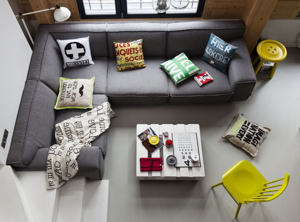 Sofa szara w salonie