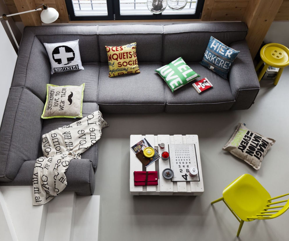 Sofa szara w salonie