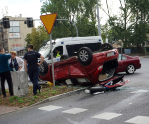 WYPADEK SAMOCHODOWY
