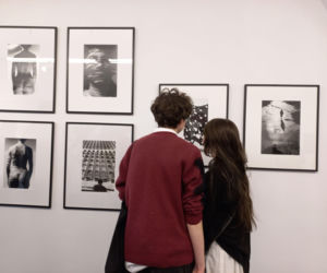 Wystawa słynnego malarza bez obrazów. Beksiński Nieoczywisty. Wystawa Fotografii i Grafik w MBWA w Lesznie