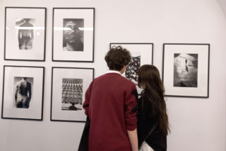 Wystawa słynnego malarza bez obrazów. Beksiński Nieoczywisty. Wystawa Fotografii i Grafik w MBWA w Lesznie