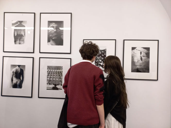 Wystawa słynnego malarza bez obrazów. "Beksiński Nieoczywisty. Wystawa Fotografii i Grafik" w MBWA w Lesznie