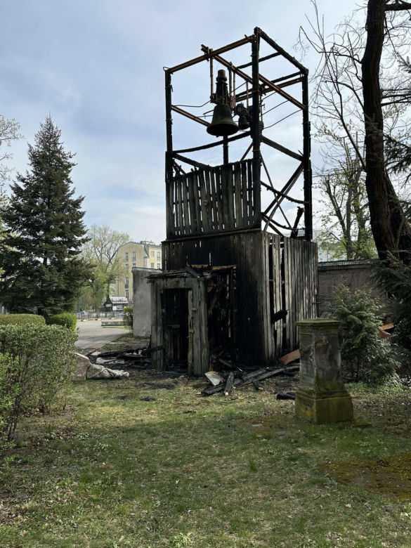 Pożar zabytkowej dzwonnicy w Warszawie