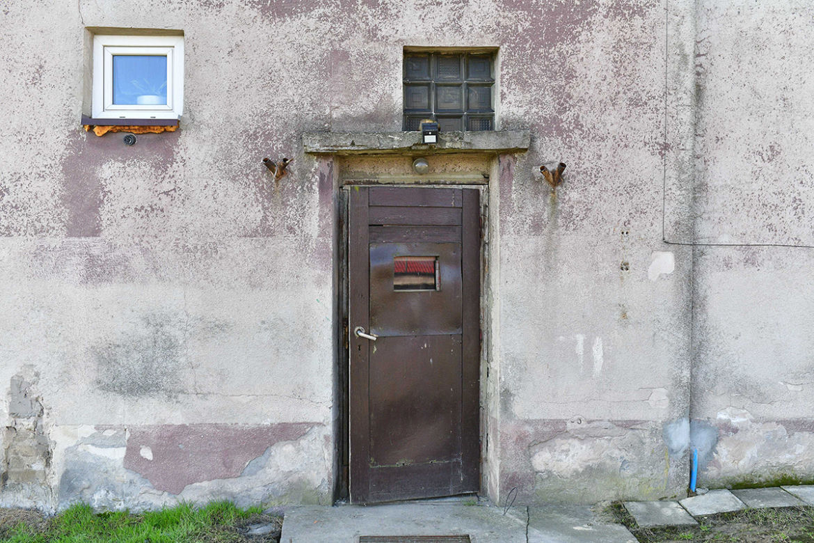 Metalową rurką skatował syna, zabił jego kolegę