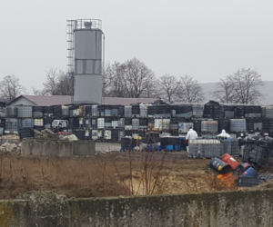 Mieszkańcy Chabielic w szoku, nikt nie wiedział o składowisku! A kto posprząta beczki?