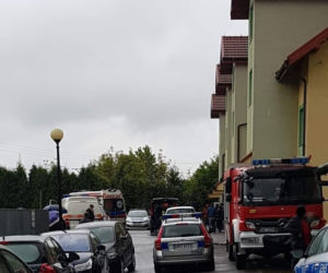 Bochnia: Mężczyzna zabarykadował się w bloku i grozi jego wysadzeniem